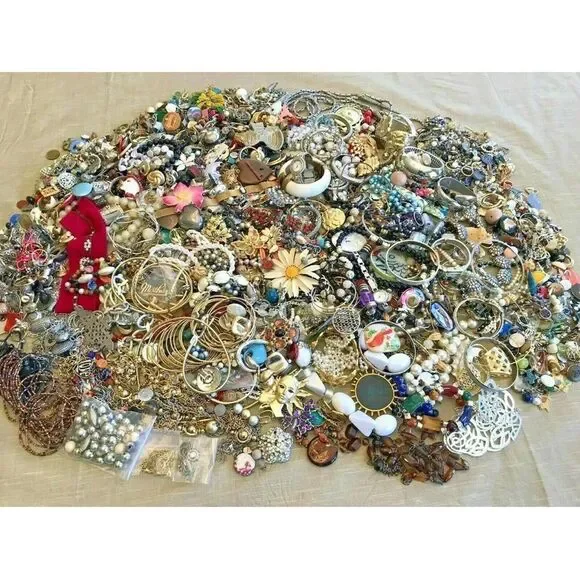 1 LB UNSEARCHED MYSTERY Jewelry LOT Wearable Necklaces Earrings Bracelets & MORE - Picture 10 of 11